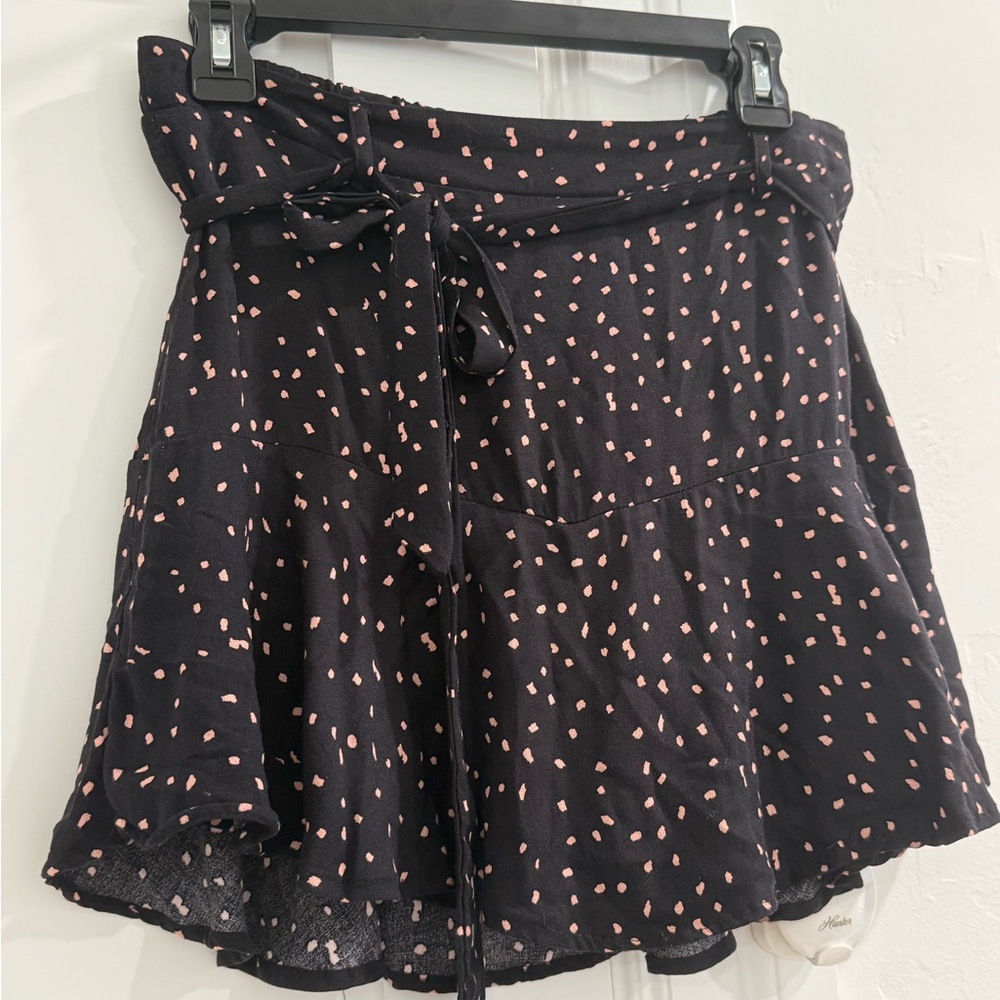 Urban Romantics black lightweight skort w/ dots + tie belt (fair)